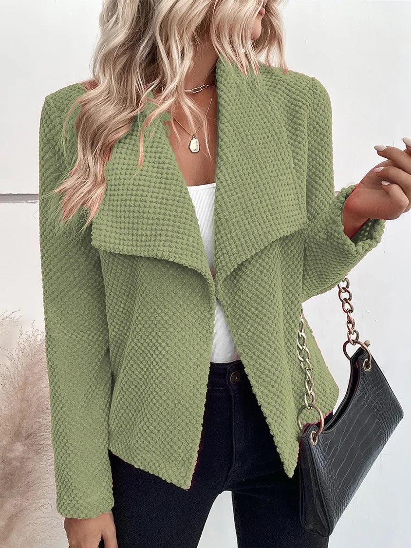 Veste à large col et manches longues.