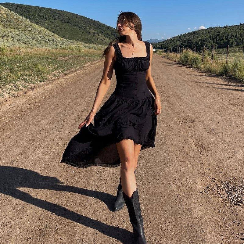 Robe à bretelles ajustée, col carré.