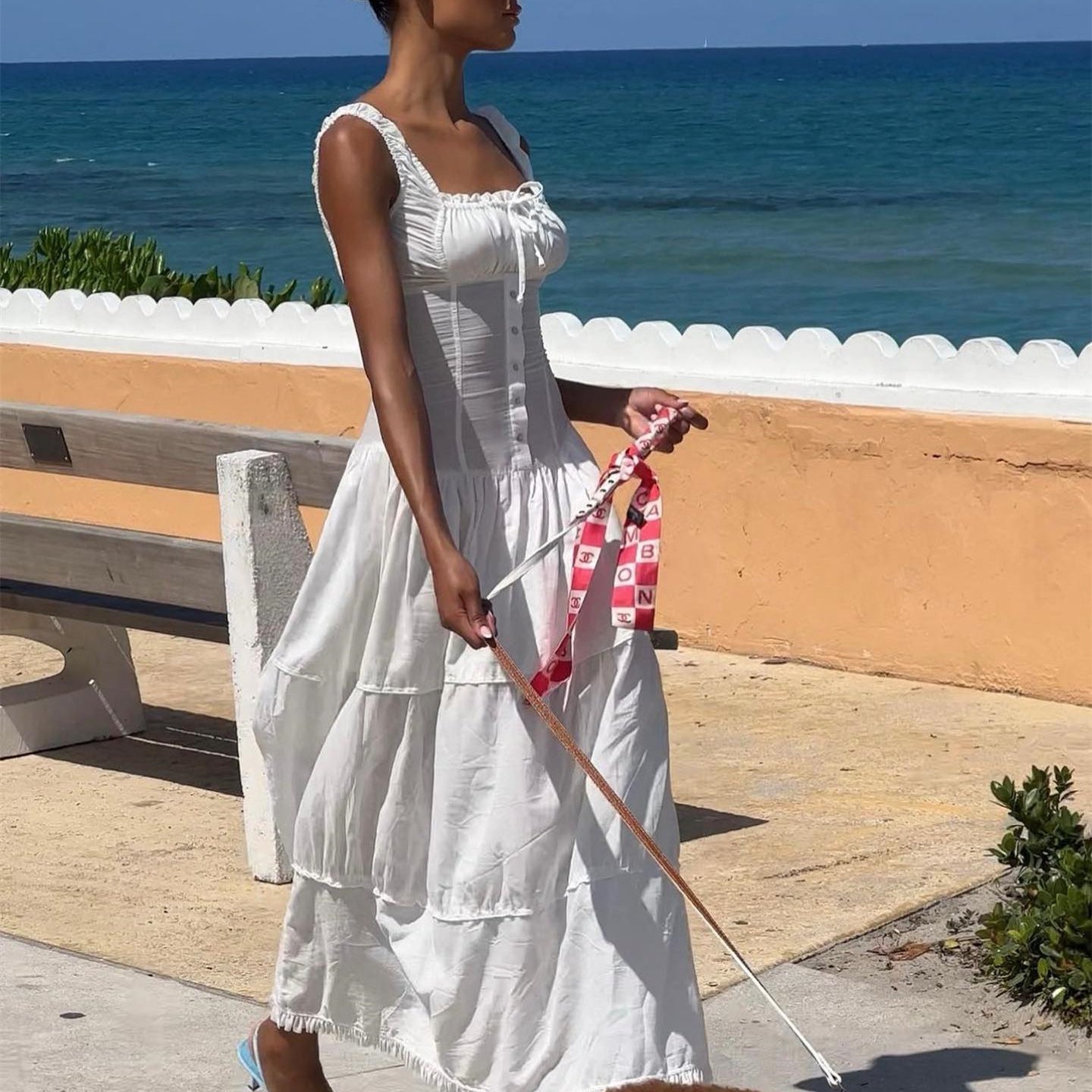 Robe à bretelles ajustée, col carré.