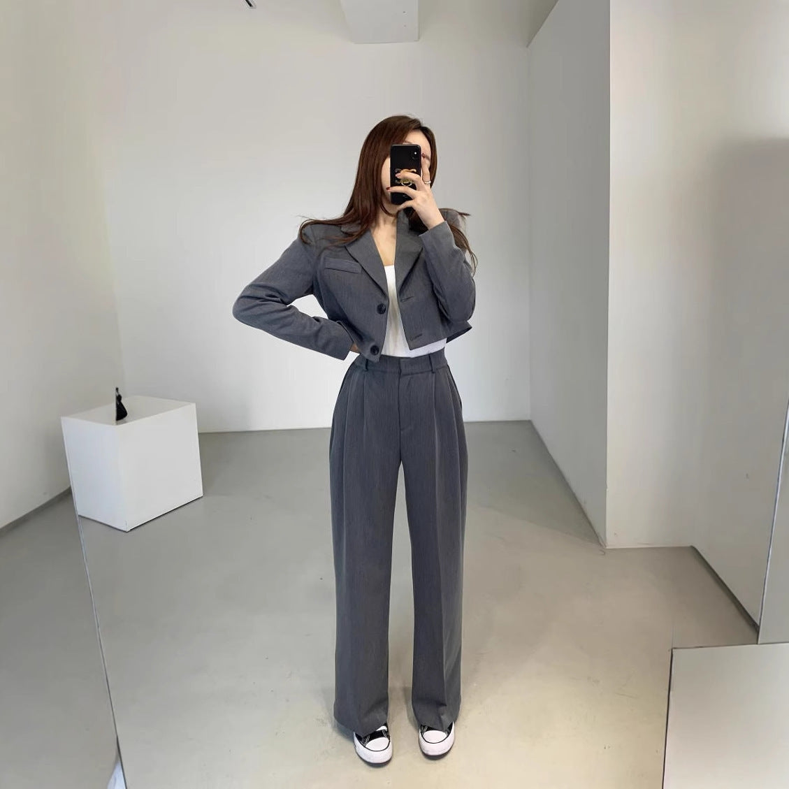 Petit costume d'affaires.