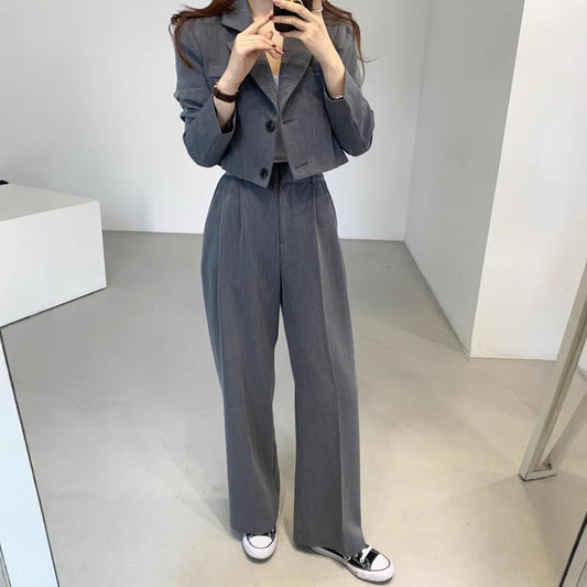 Petit costume d'affaires.