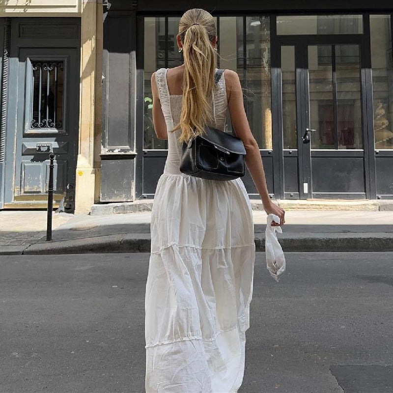 Robe à bretelles ajustée, col carré.