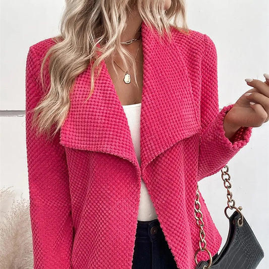 Veste à large col et manches longues.